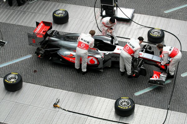 Mechaniker demontieren Boliden in der Formel 1