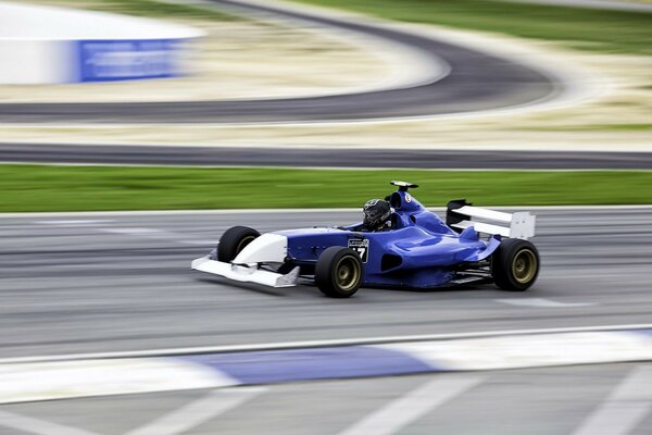 Niebieski samochód wyścigowy podczas wyścigu Formuły 1