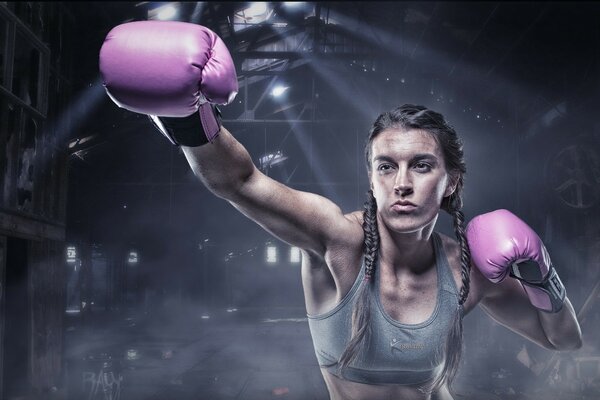 Chica en el deporte con guantes de boxeo