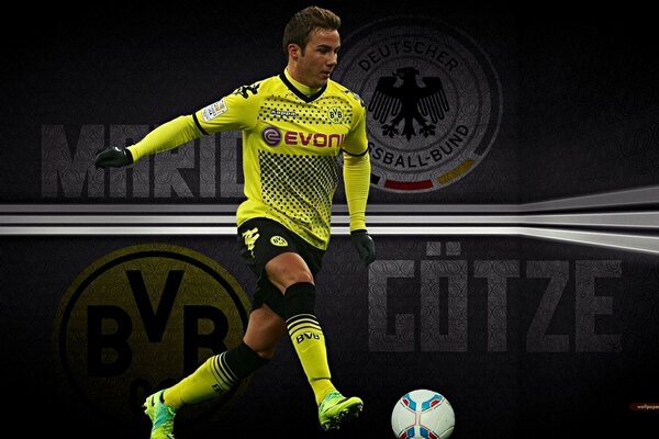 Fußballspiel Borussia Dortmund, Mario Götze tritt den Ball