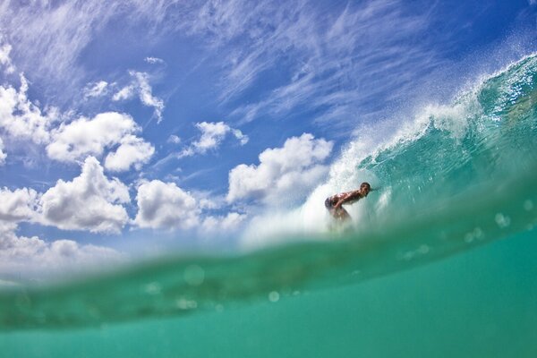 Surf St sur une vague de Bérurier sous le ciel bleu