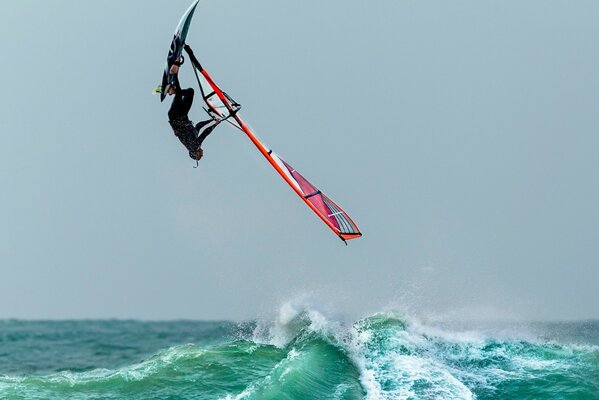 Windsurfsprung über die Wellen