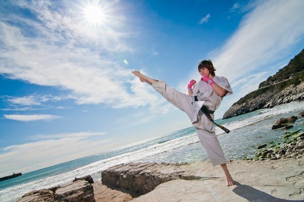 Ragazza con cintura nera in kimono