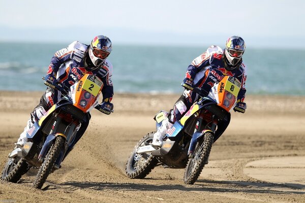 Zwei Motorräder beim Abbiegen des Dakar-Rennens