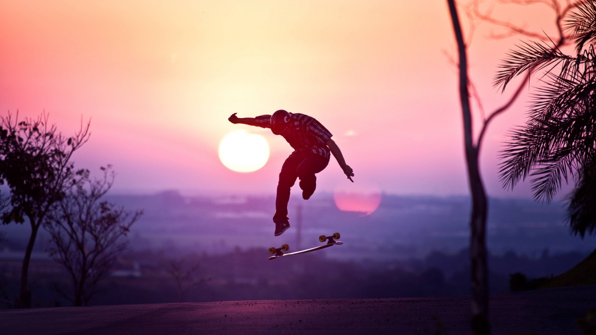 saut planche à roulettes coucher de soleil casque soleil homme