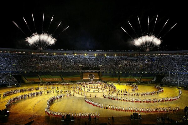 Фейверки над спортивной ареной во время церемонии
