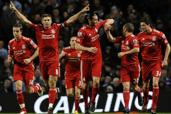 Les joueurs en uniforme rouge prennent le terrain