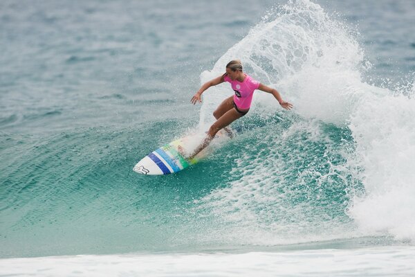 Sur une petite vague de fille sur le surf