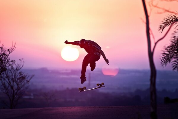 Skateur de saut sur fond de coucher de soleil