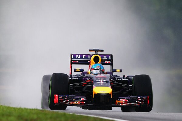 Une voiture de course roule sur l asphalte