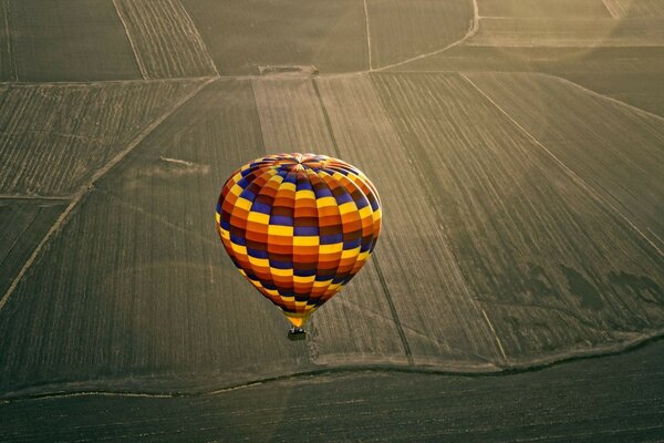 Ballon über dem Feld aus der Vogelperspektive