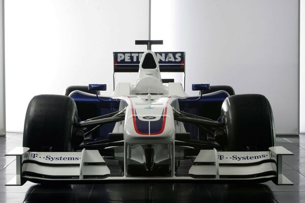 Coche de carreras BMW SAUBER sobre fondo blanco