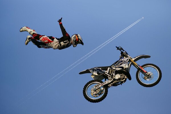 Acrobazie pericolose di stuntman in moto