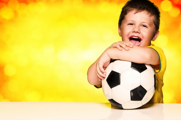 Petit garçon avec ballon de football