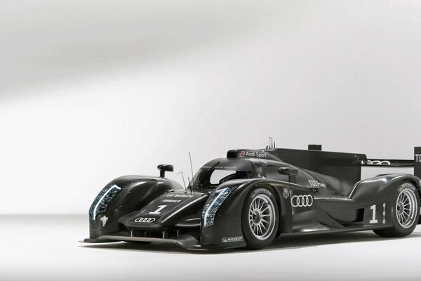 Coche de carreras negro audi r18