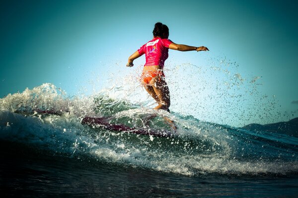 Ragazza sul surf nell oceano