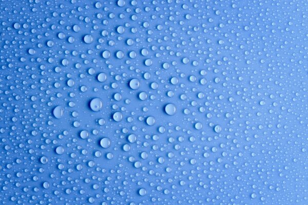 Gouttes d eau sur fond bleu sous macro