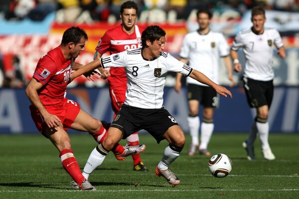 Los hombres juegan al fútbol en Alemania