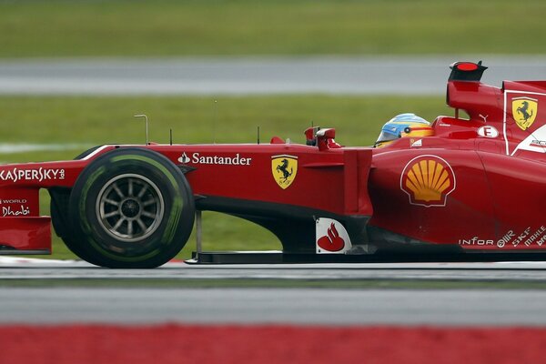 El coche de Felipe Massa Ferrari en la pista