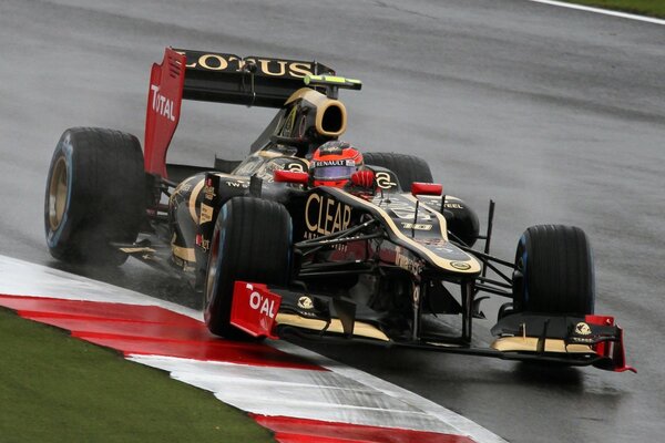 Silverstone rast auf schwarzem Balide