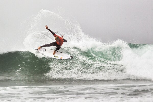 Homme sur une planche de surf dans le moment