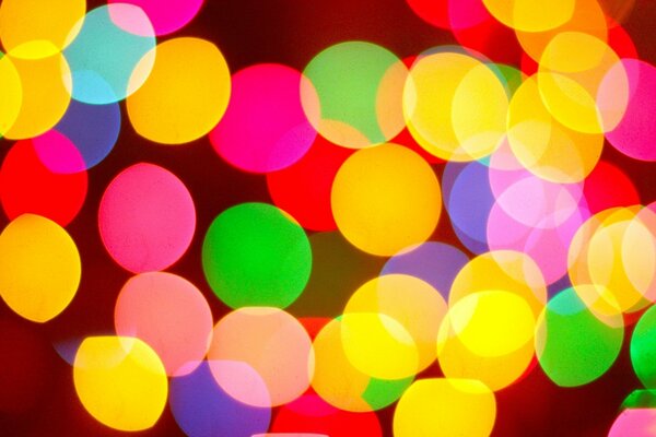 Efekt bokeh: kolorowe lampki świąteczne