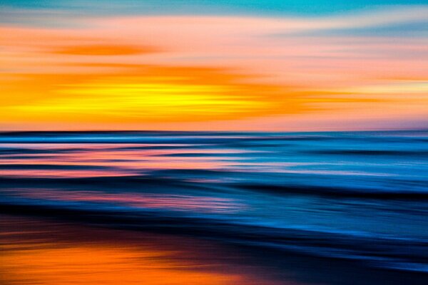 Morze o zachodzie słońca. Wielobarwne ilustracje