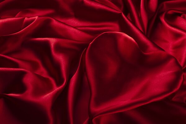 Сердце из складок красной ткани