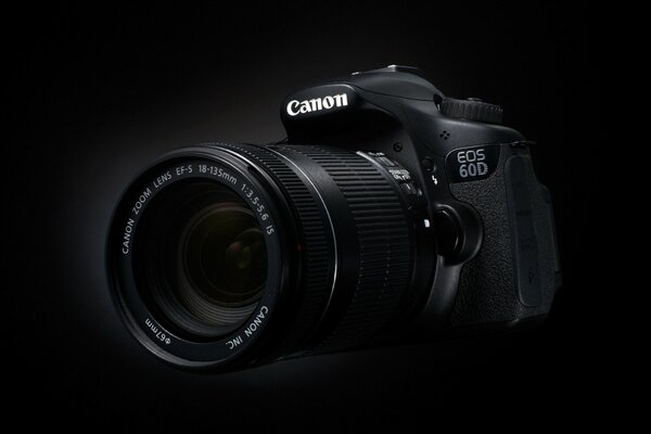 Черная профечиональная камера Canon