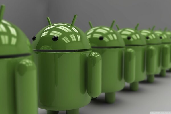 Malowana konstrukcja zielonych androidów