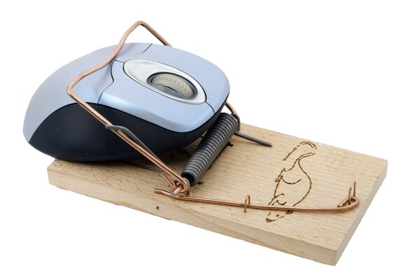 Il mouse del computer azzurro che è stato catturato in una trappola per topi