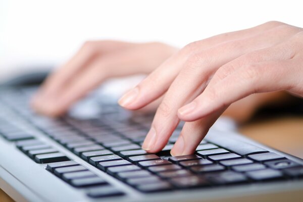 Chica escribiendo algo en un teclado bajo