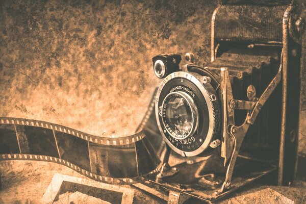 La vecchia macchina fotografica trasporta in un infanzia felice