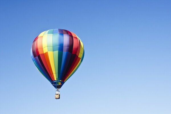 Ein mehrfarbiger Ballon auf einem blauen Himmelshintergrund