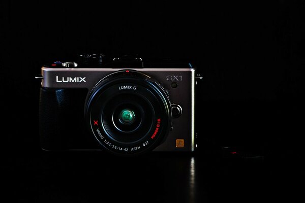 Камера lumix темная , га тёмном фоне