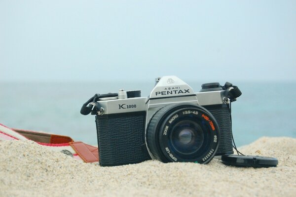 Caméra pentax sur la plage de sable