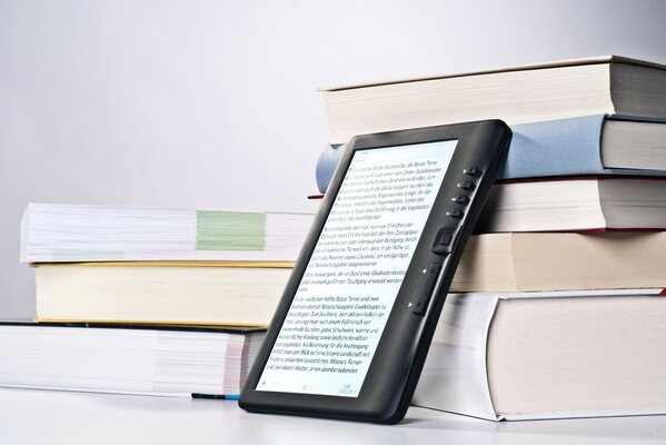 Tablette avec support sous la forme de vieux livres sur fond gris