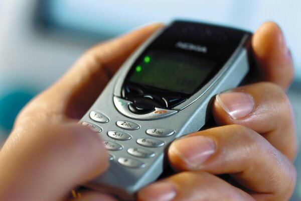 Vieux téléphone Monochrome dans la main