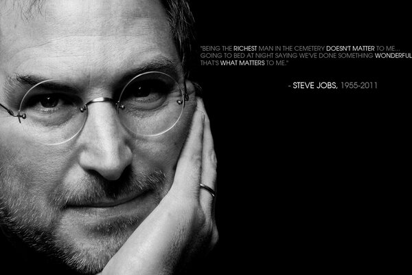 Steve Jobs con gli occhiali su sfondo nero