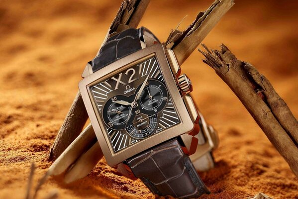 Belle horloge sur le sable dans les tons bruns