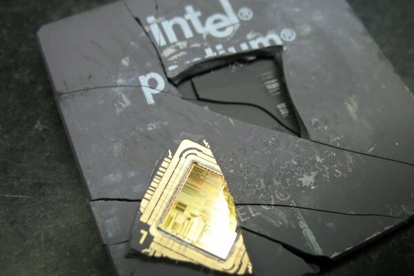 Pezzo giallo dal processore Intel triangolare