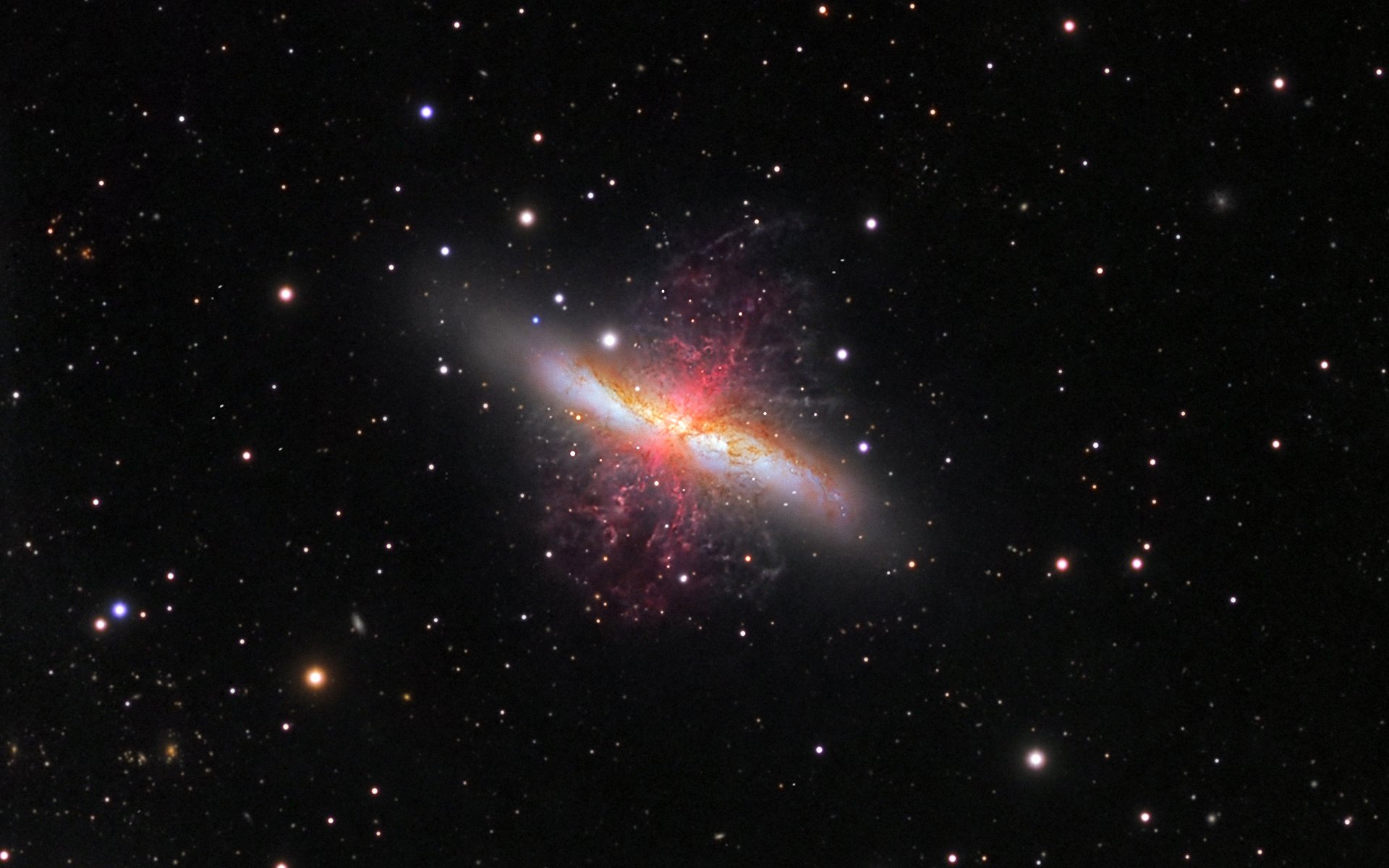 galaxy m82 cigar over the wind