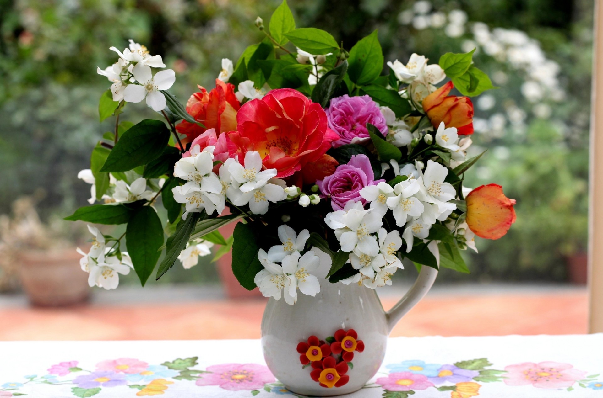 feuille roses bouquet fleurs jasmin branches cruche table