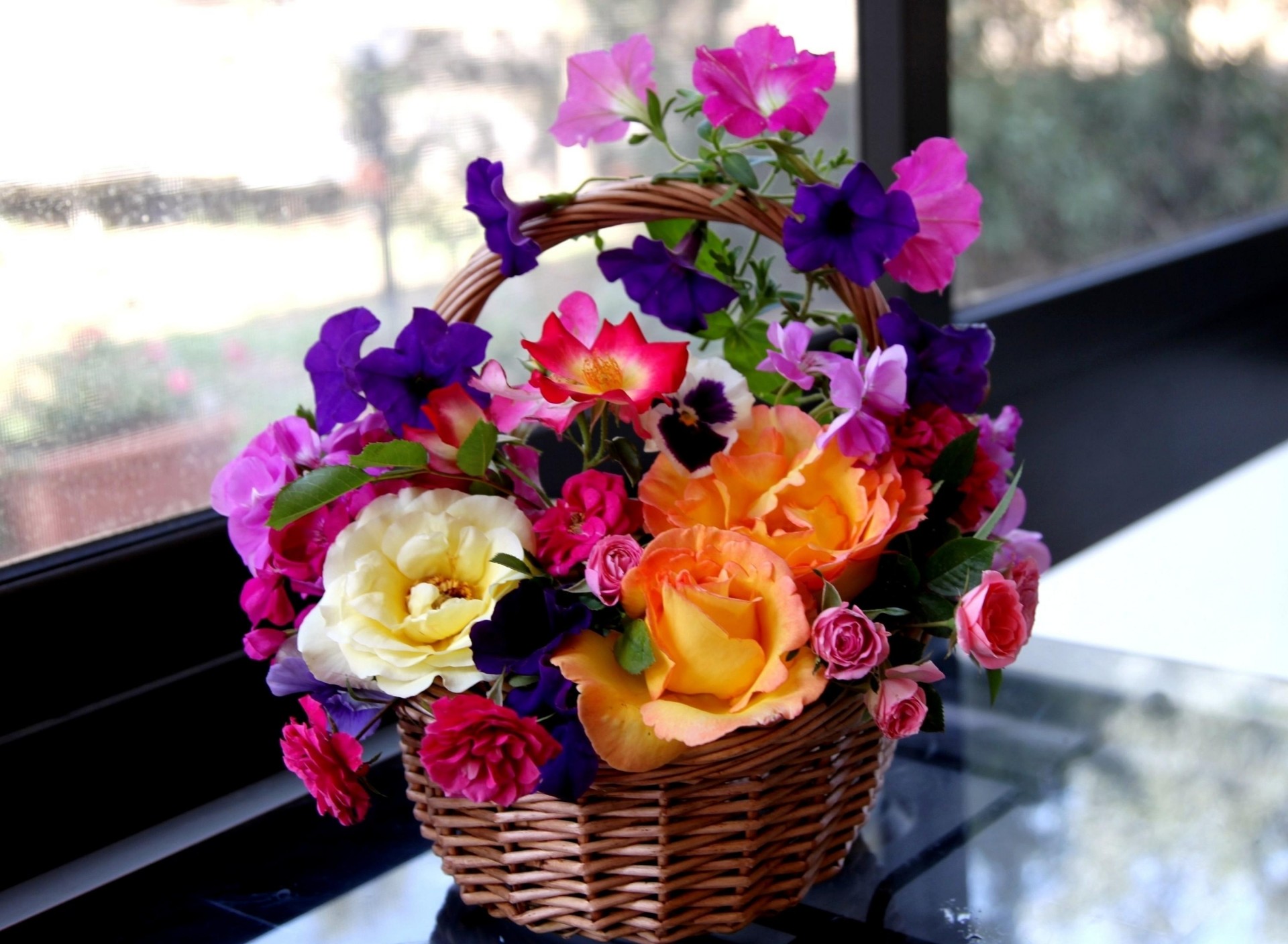 stiefmütterchen rosen blumen einkaufen petunie komposition