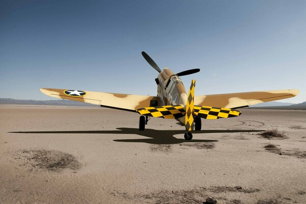 Volare verso il cielo su un aereo giallo