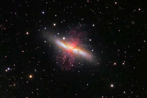 Superviento M82 en el espacio galáctico