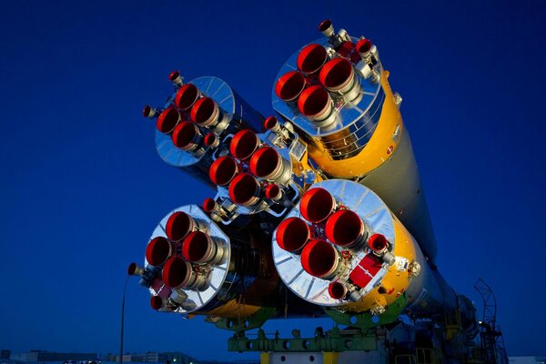 Énormes buses de fusée sur le cosmodrome