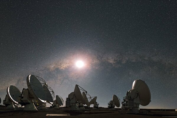 Radiotelescopios contra el cielo estrellado. Vía Láctea