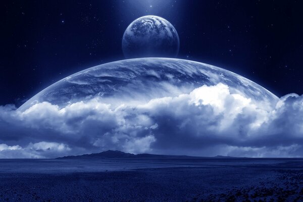 Ungewöhnliche Wolken und ein schöner Planet