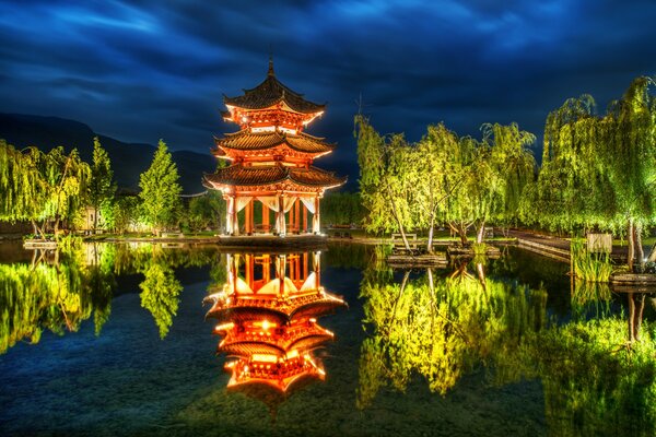 Pagode chinoise dans le parc avec de l eau